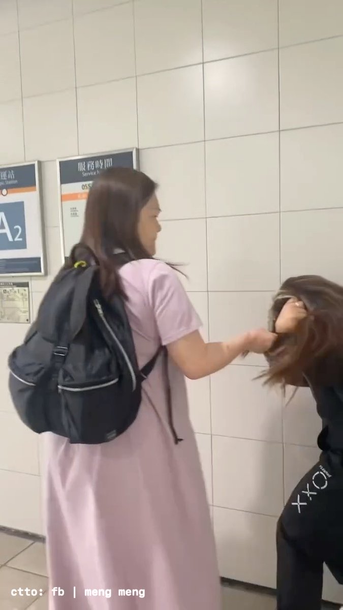 Per the OP, this happened in Hong Kong. Kawawa talaga ang mga OFW natin, especially our domestic helpers na nakakaranas ng pananakit at pagmamaltrato. Buti na lang, nangyari ito in public, may tumulong agad kay Ate, at mabilis ding rumesponde ang mga pulis. Hopefully, safe na siya ngayon 🥺 At in fairness kay Ateng nagvi-video, parang TV reporter lang ang peg, may pa-“thank you for watching” pa sa dulo. 😭