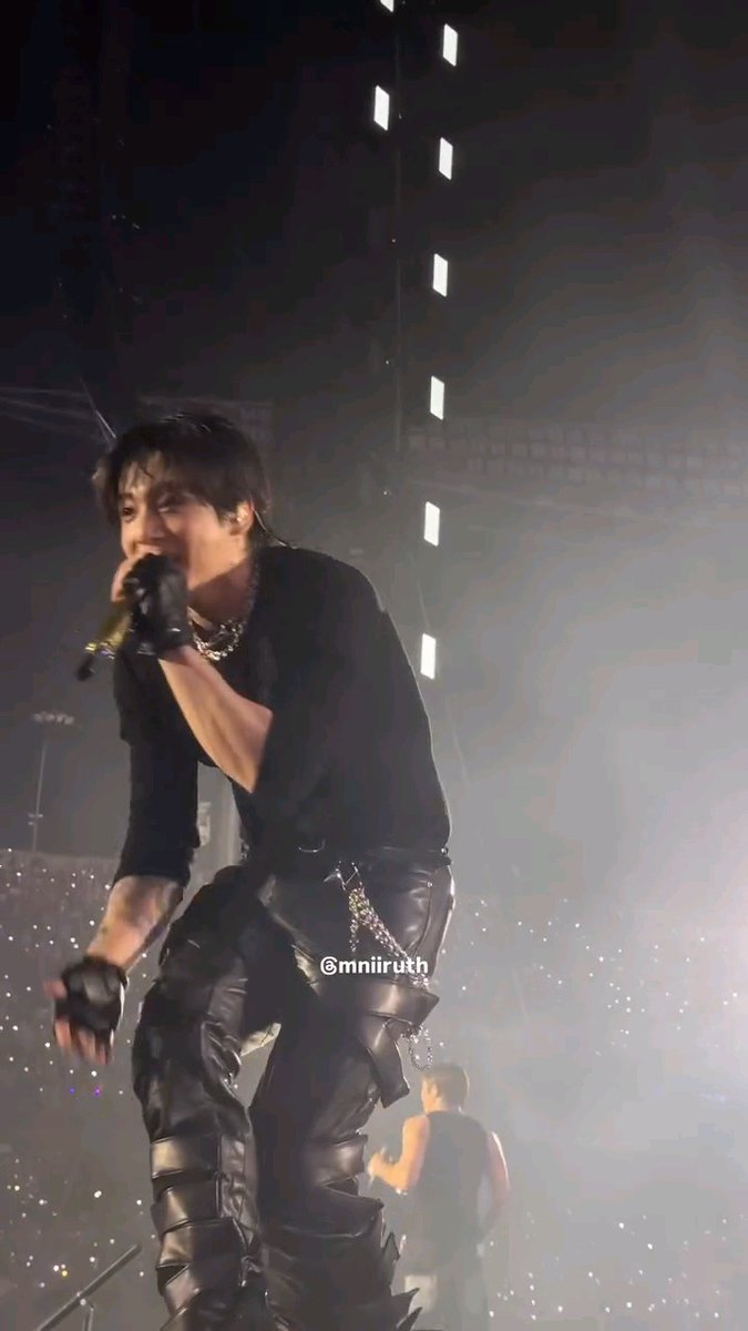 This fit on jungkook is freaking crazy...