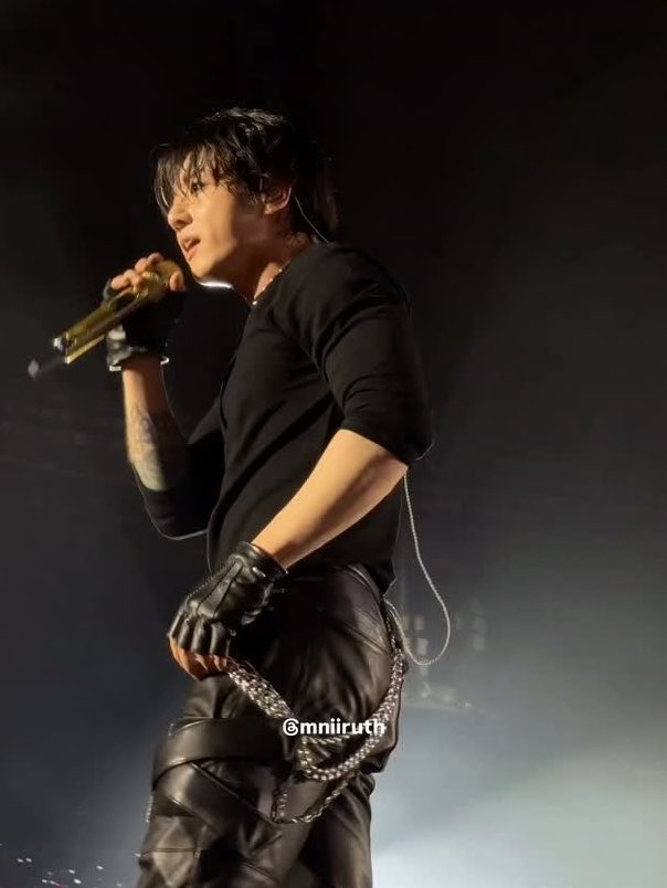 JUNGKOOK DURING IDOL 😣