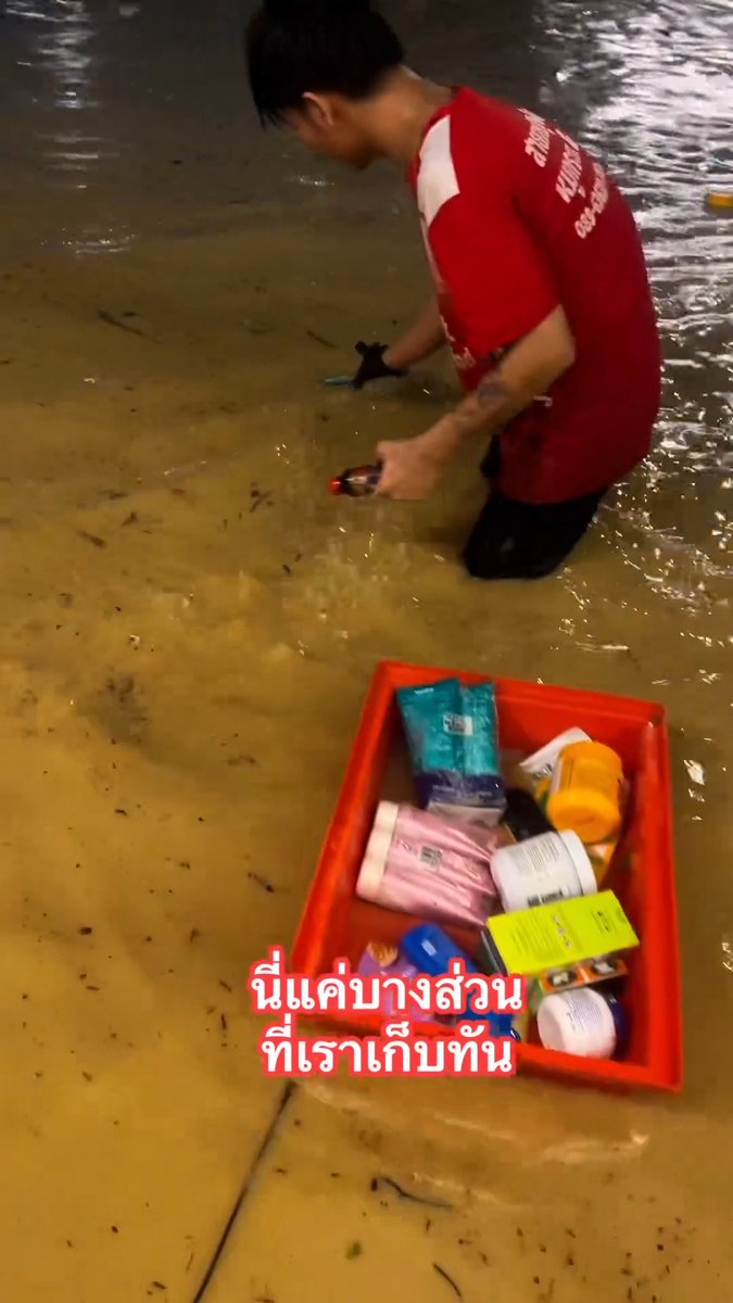 มันลอยมาเอง เจ้าของบอกว่าบางอย่างตามเจ้าของคืนได้ก็ส่งคืน fb:Poomvit #น้ำท่วมภูเก็ต