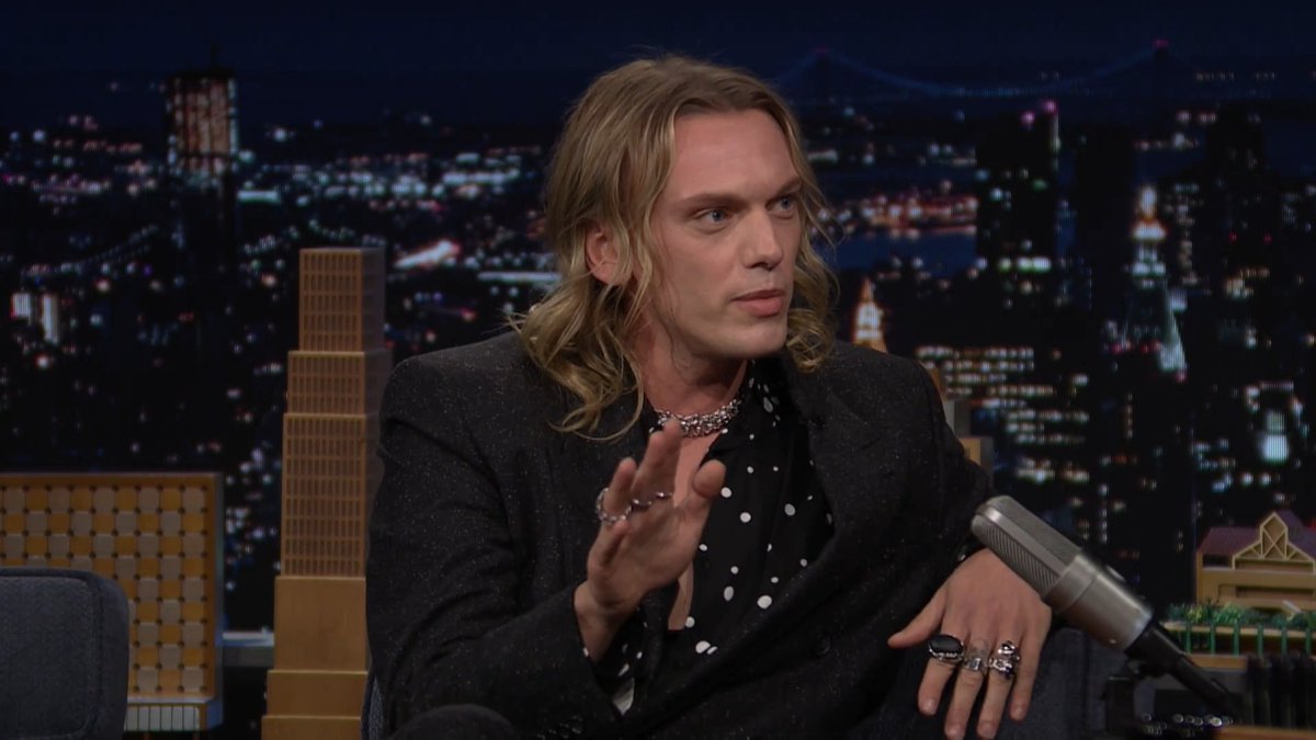 .Jamie Campbell Bower addresses Conformity Gate 😭 stranger things #FallonTonight