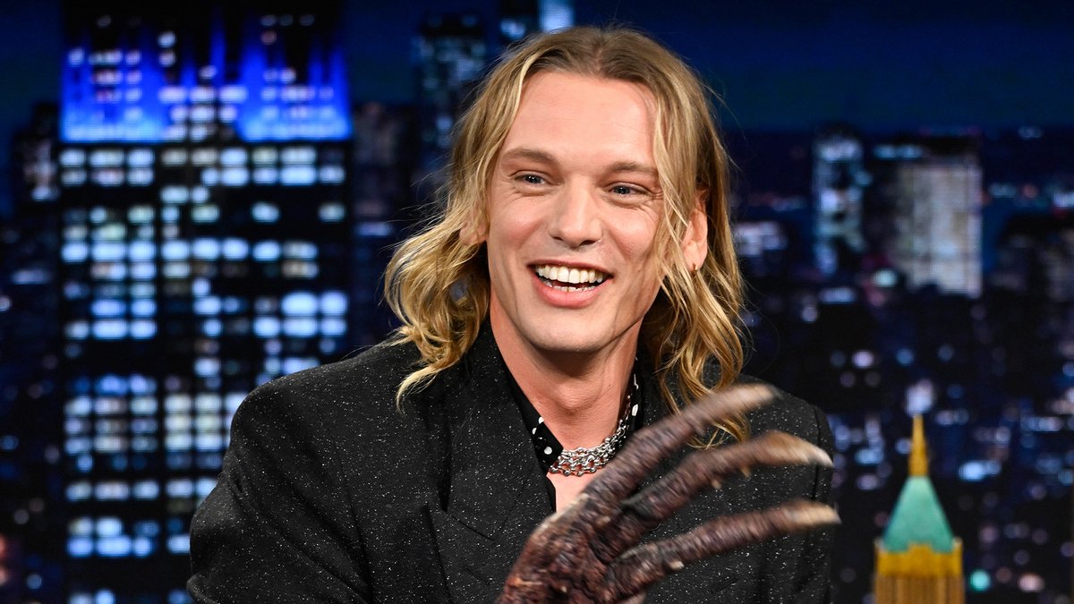 .Jamie Campbell Bower can’t go anywhere without his Vecna hand and The Lord of the Rings elf ears 🤣 stranger things #FallonTonight