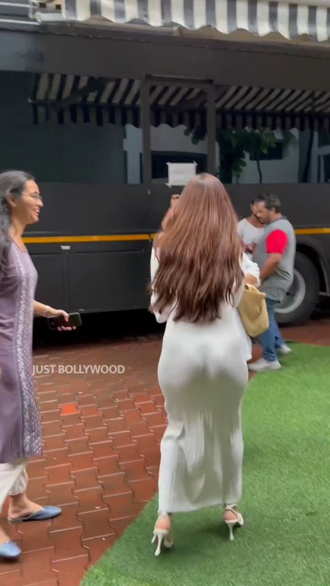 #MalavikaMohananHot 🤍 That ass 🍑Clapping and looking so good. oooo yess baby come and sit on my face 👅🤤💦