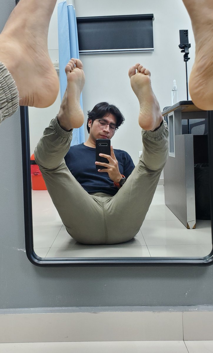 Me descalzo antes de que llegue el doctor... 🦶🏼👨🏻⚕️