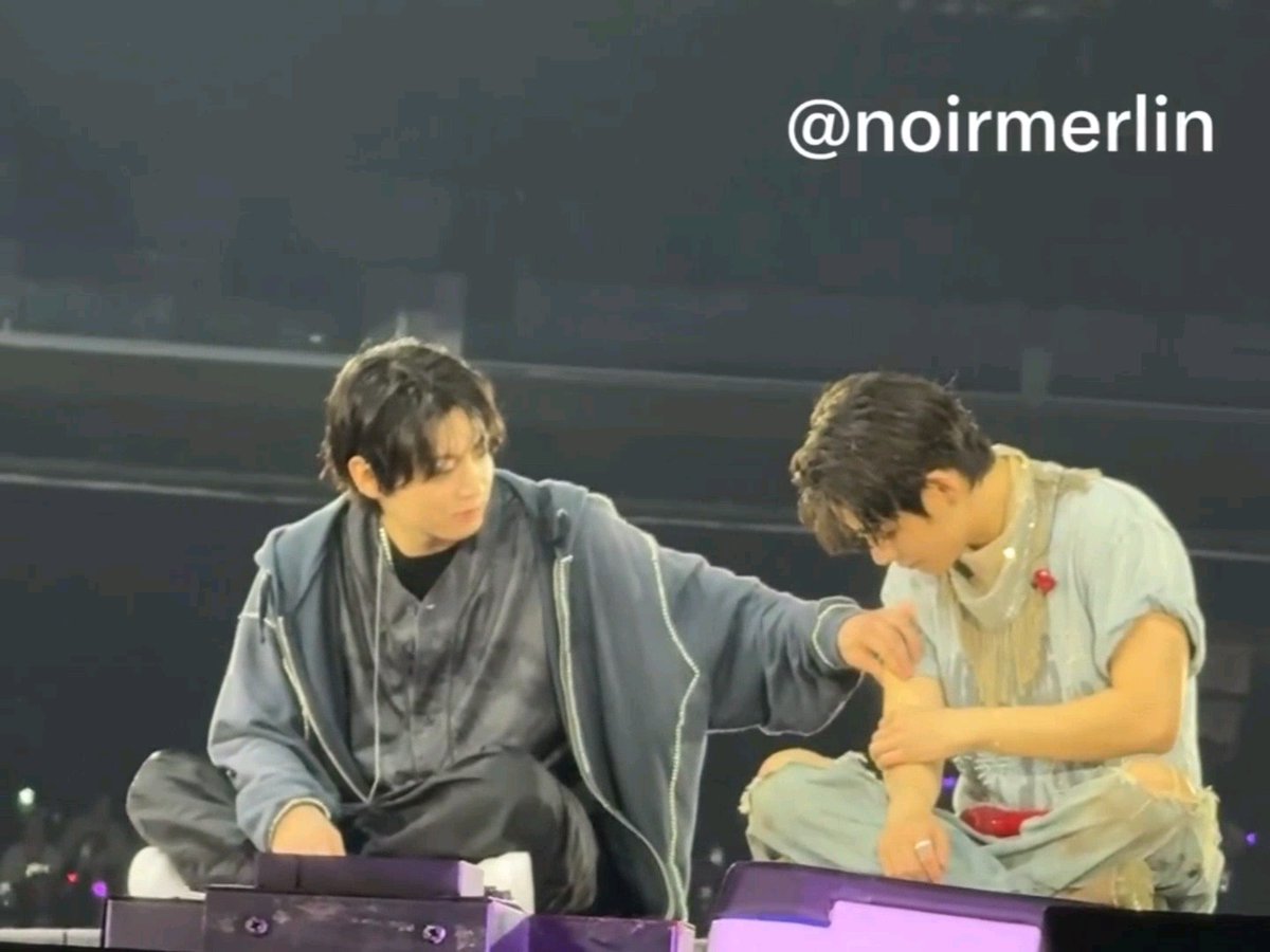 JUNGKOOK WAS PINCHING & TOUCHING TAEHYUNG'S BICEPS 😭💘🫶