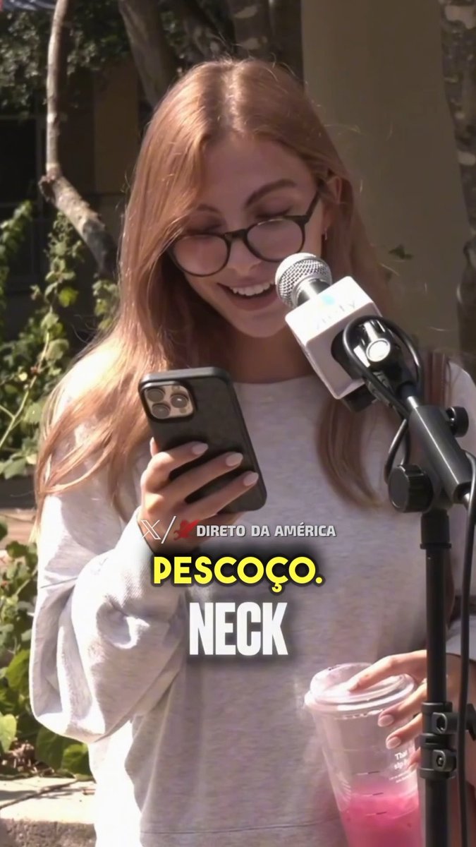 IMIGRANTE BRASILEIRA CELEBRA EM “POEMA” A MORTE DE CHARLIE KIRK E CORRE AGORA RISCO DE DEPORTAÇÃO Uma estudante da Universidade do Texas em San Antonio de origem brasileira e identificada como sendo Isa Casahuga lê com sorriso estampado no rosto um “poema” celebrando o ass4ssinato de Charlie Kirk durante um evento do Turning Point USA no campus da instituição. Casahuga ainda ameaça o host do evento, Christian Collins, dizendo que ele é muito corajoso de estar no campus sem uma “proteção no pescoço” O discurso de ódio promovido pela imigrante vem gerando indignação nas redes sociais e muitos americanos já pedem à UT San Antonio sua expulsão e ao @ICE/DHS pela sua deportação dos Estados Unidos. A filha do ex-senador republicano já falecido John McCain, Meghan McCain desabafou: “Ajude-nos a tornar a ISA CASAHUGA famosa. Garanta que, por onde ela passar, as pessoas saibam quem ela é.”