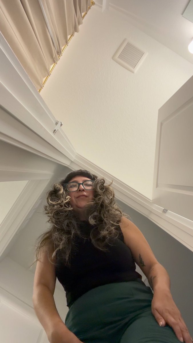TinyPOV: Always in Giantess’ way! I know you wanna be under me 👠😏