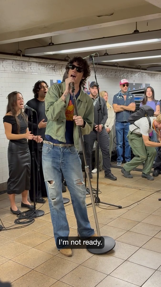 New York native Sombr surprised riders today with a pop-up performance at 14 St-Union Sq station 🎤