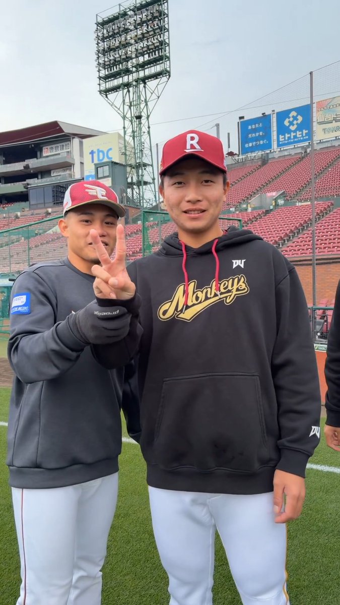 楽天モンキーズから練習参加の4選手と、早速コミュニケーションを図る #陽柏翔 選手🤝 今日からよろしくお願いします🇹🇼🇯🇵 #RakutenMonkeys #楽天モンキーズ #RakutenEagles