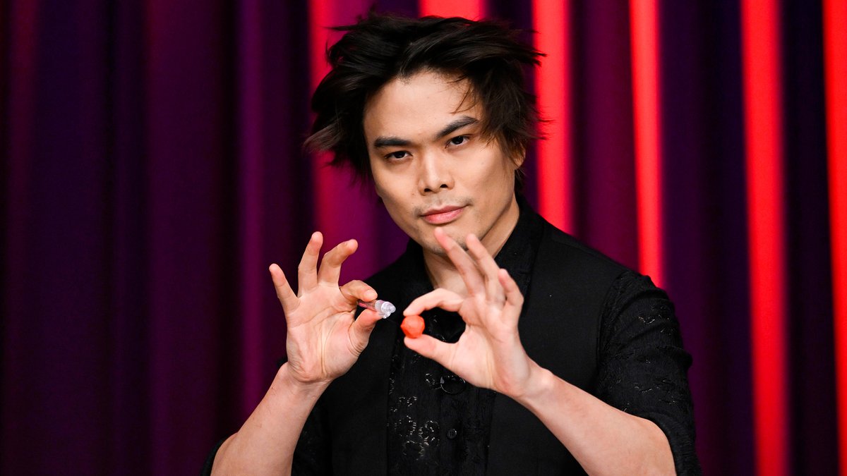 .Shin Lim performs a magic trick! #FallonTonight