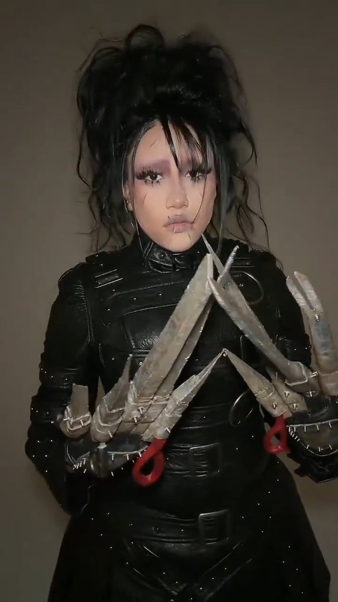 North West dresses up as Edward Scissorhands for Halloween. ✂️🎃