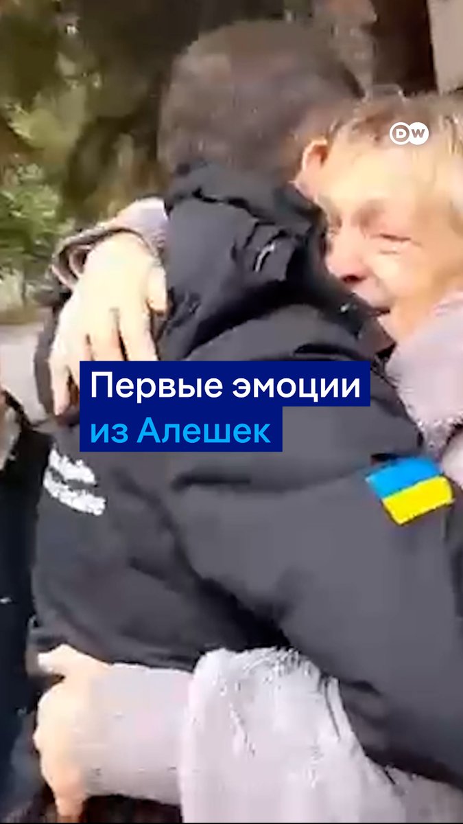 Первые кадры из оккупированных Алешек (по-украински - Олешки): перед эвакуацией жители города встретились с украинским омбудсменом Дмитрием Лубинцом. Тех, кто согласился уехать на подконтрольную Украине территорию, будут везти через РФ и Беларусь