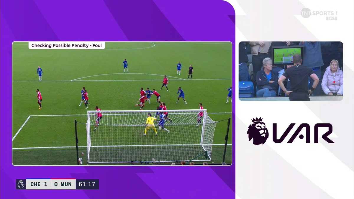 Lisandro Martinez is shown a second yellow card following a VAR review 🟥 Watch live on TNT Sports and HBO Max ➡️
