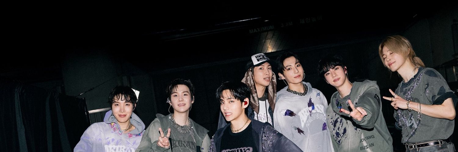 V• ᎑ •V's banner