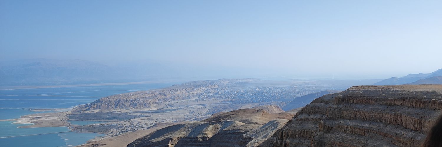 фанерное солнце улыбается до конца (в Израиле)'s banner