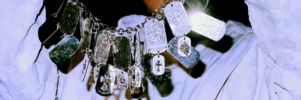 D ♱'s banner