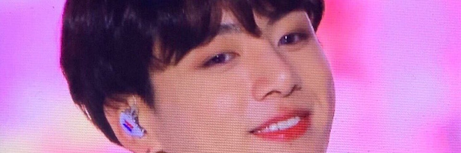 ♥︎з♥︎ seeing bts's banner