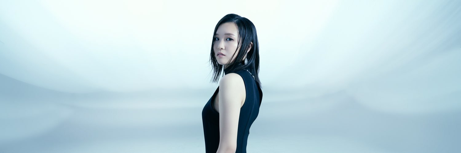 辻彩奈 Ayana Tsuji's banner