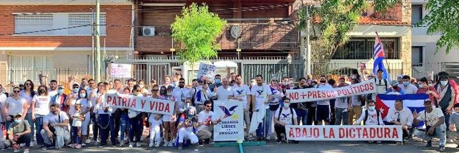 Cubanos Libres en Uruguay's banner