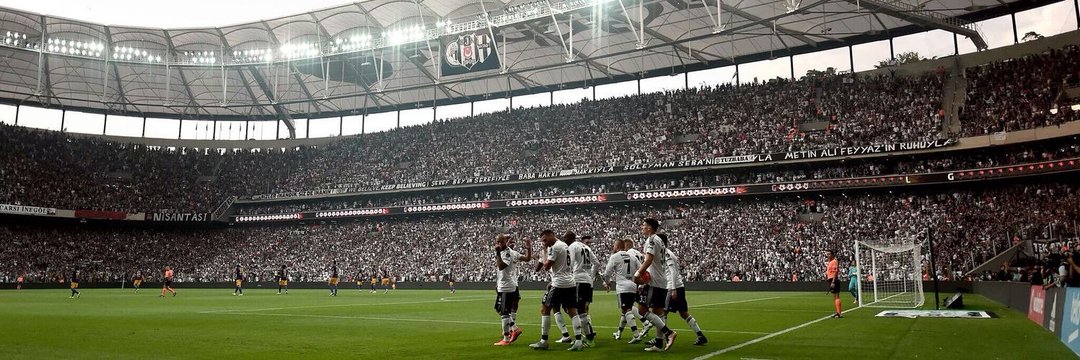 Beyaz Forma Siyah Şort's banner