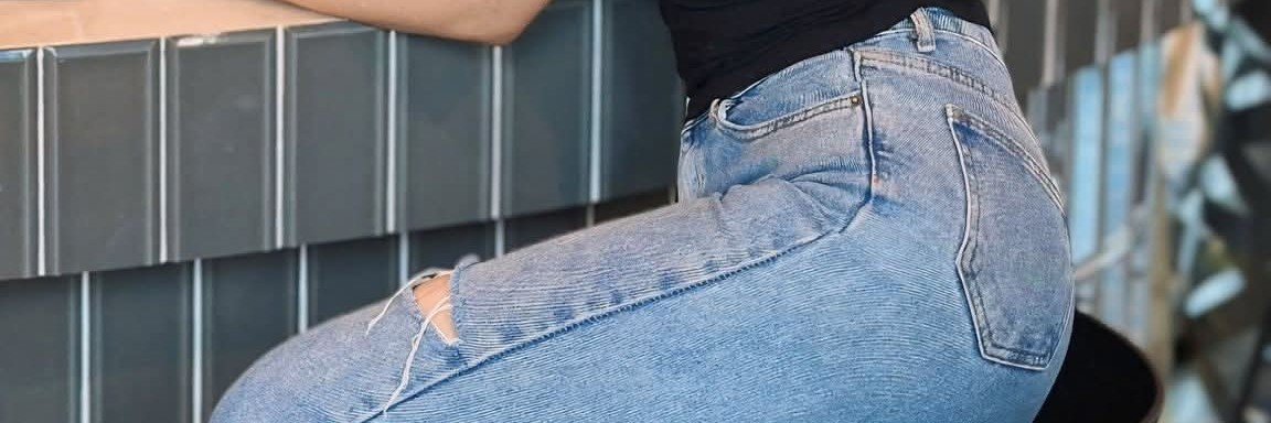 𝐽 𝑐𝑜𝑢𝑝𝑙𝑒 𝑆𝑊𝐺's banner