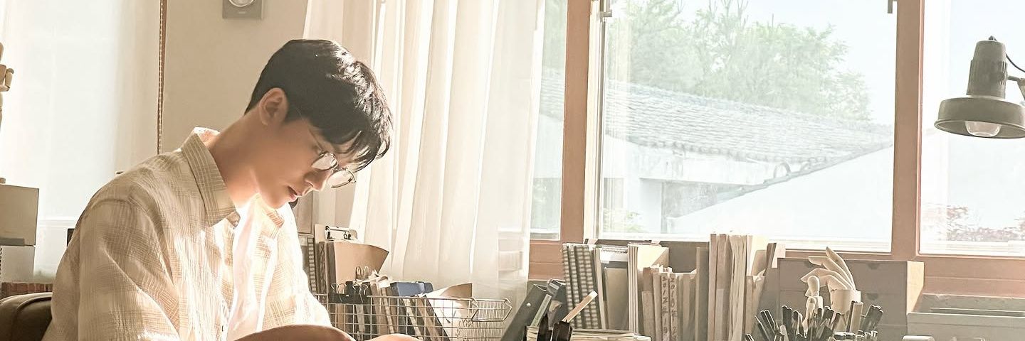 콤's banner