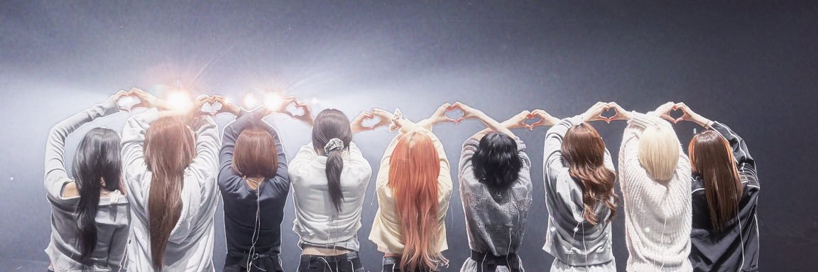 NiziU bubble's banner