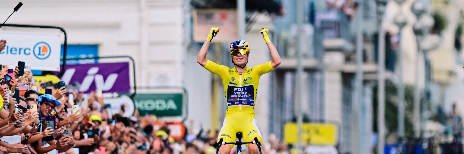 Le Tour de France Femmes avec Zwift's banner