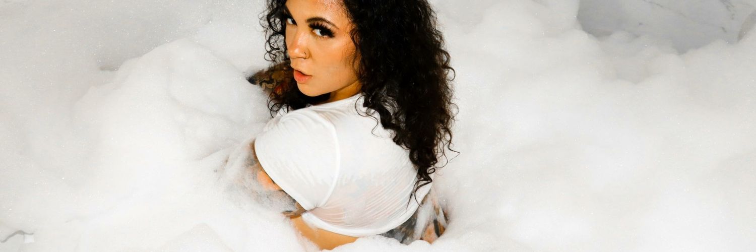 Lucy Ford 💋's banner
