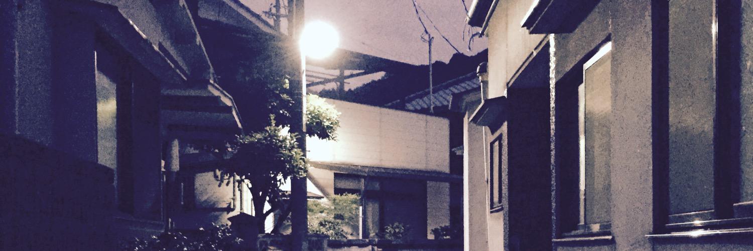①'s banner