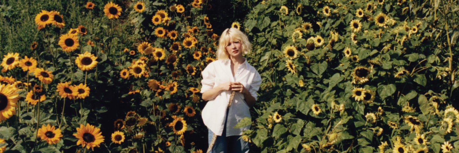 maisie peters 💐's banner