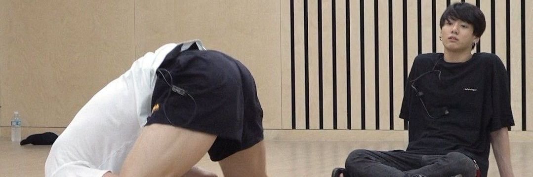 fa⁷ SEEING BTS's banner