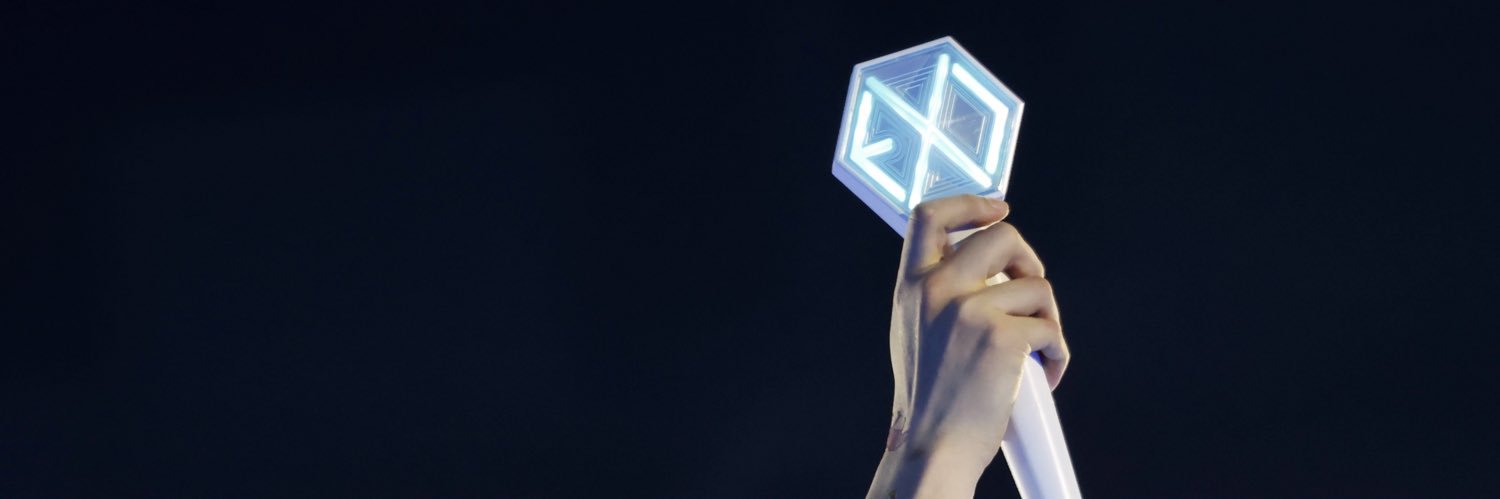 𝒎𝒐𝒎𝒆𝒏𝒕.'s banner
