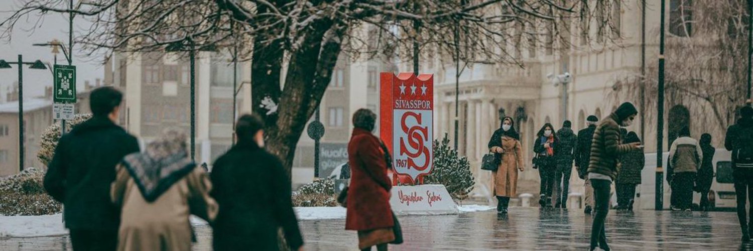 Kırmızı Beyaz Sokak's banner