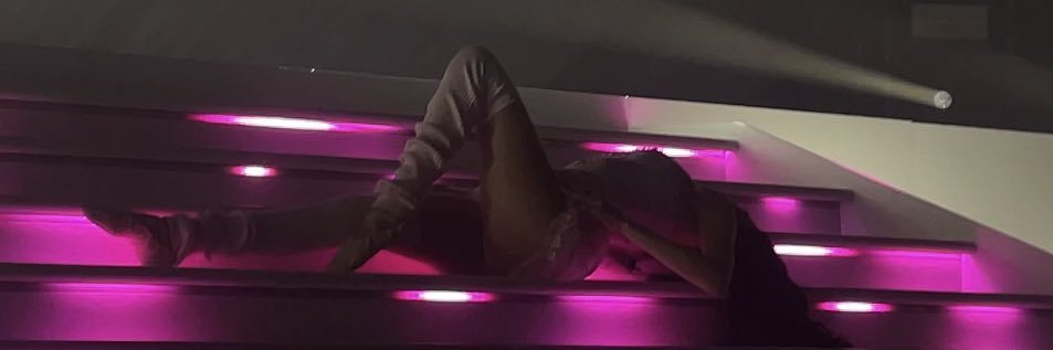 maria𖤓 is seeing ariana's banner