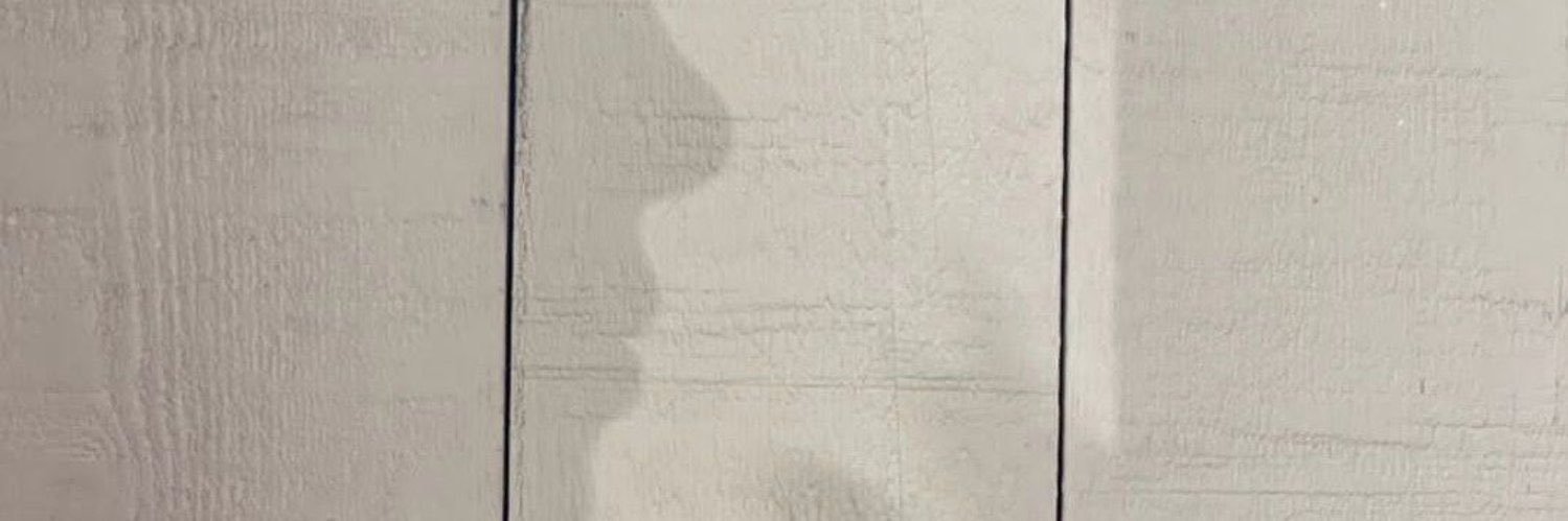 ‏E's banner