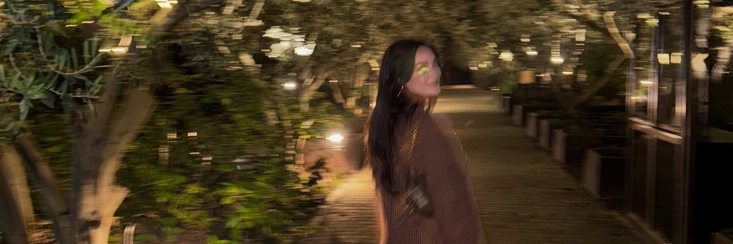 no context esra bilgiç's banner