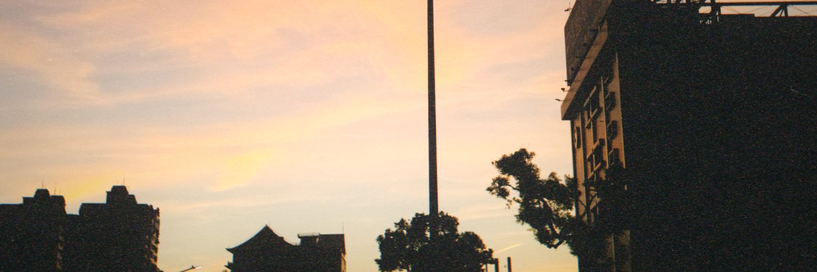 依's banner