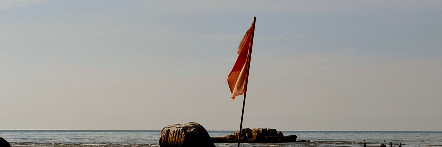 Terpaling Red Flag's banner