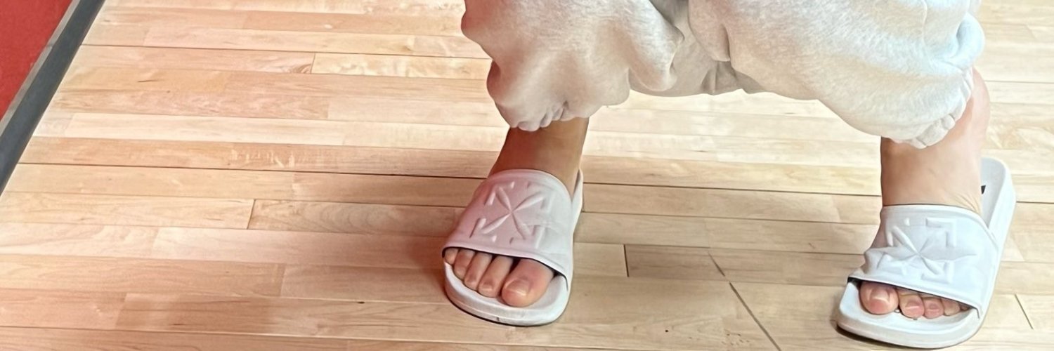 girl group feet's banner