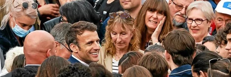 Team Macron's banner