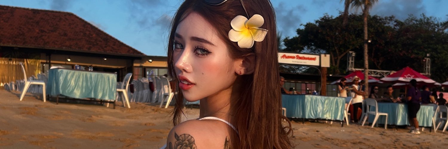 Bebe 🦋's banner