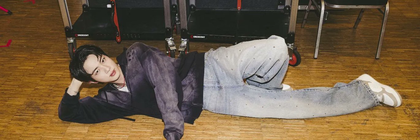 ⁷'s banner