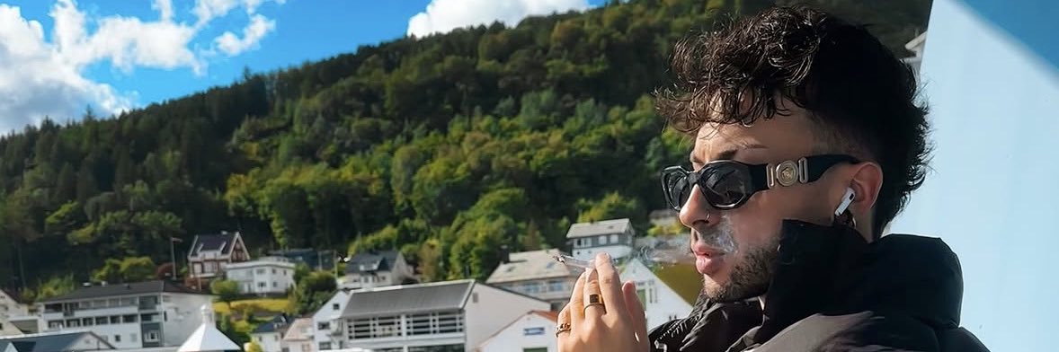 whiteboyrolly updates 🌹's banner