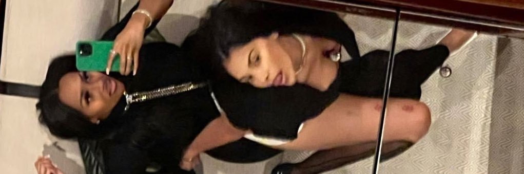 Lesbians on X 👅's banner