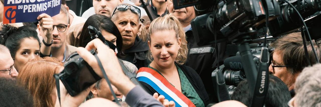 Avec Mathilde Panot's banner