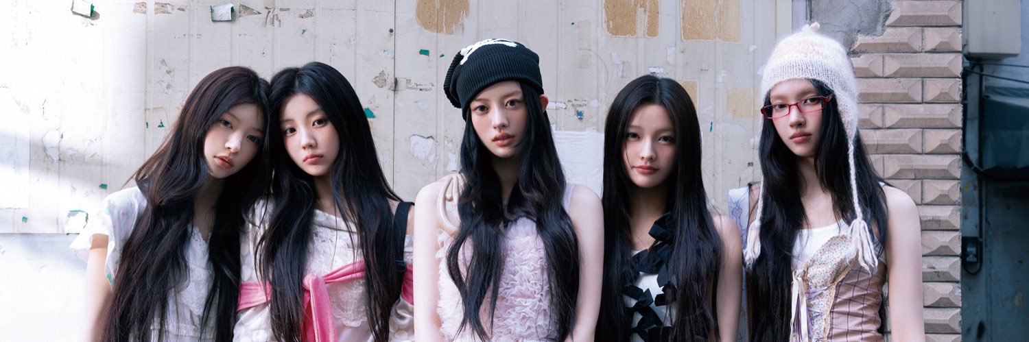 ILLIT Official Japan's banner