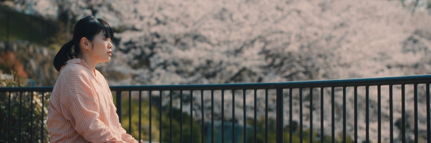 映画『港に灯がともる』's banner