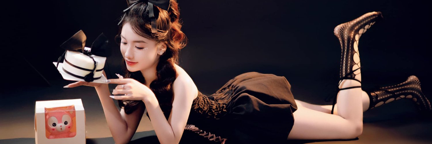 Minh Hằng's banner