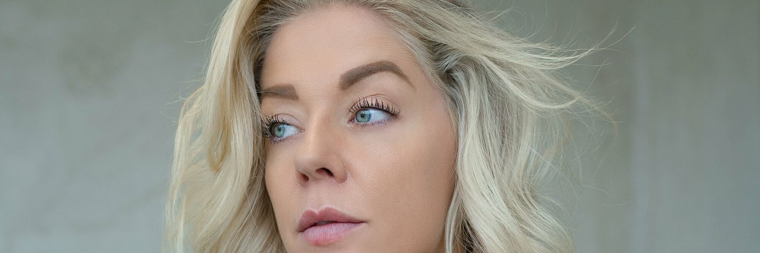Mia Sand's banner